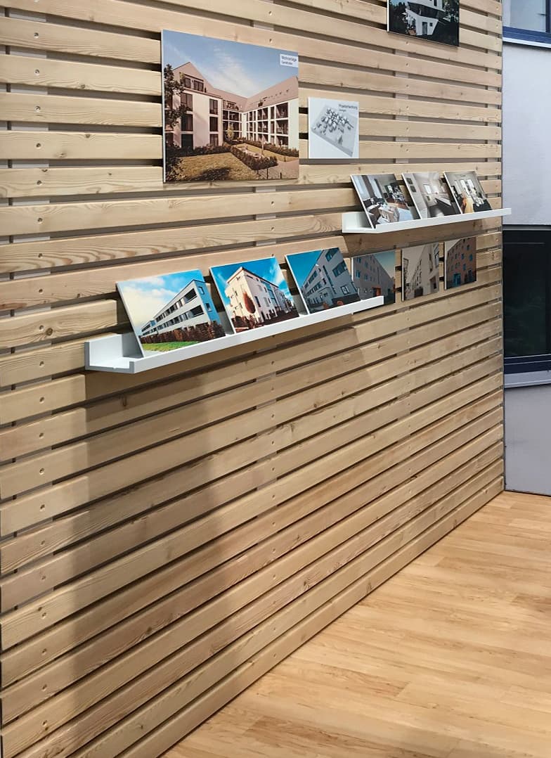 lemellenwand mit bildern und bilderleisten