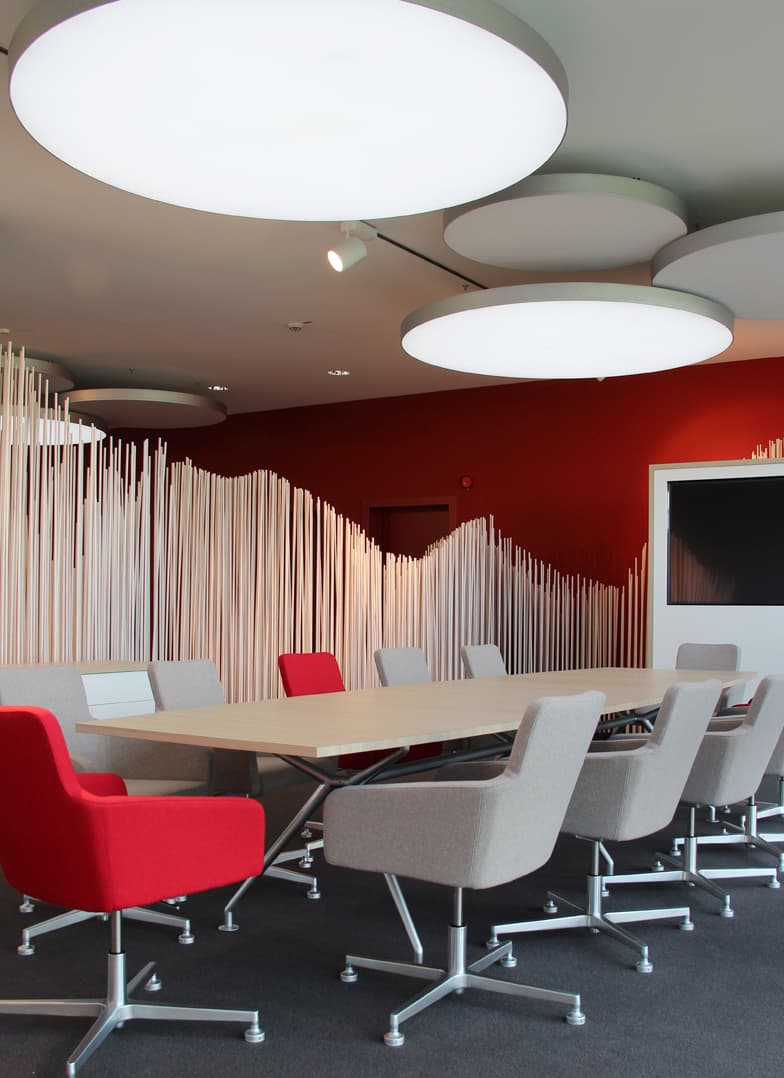 besprechungsraum mit konferenztisch und akustikelementen