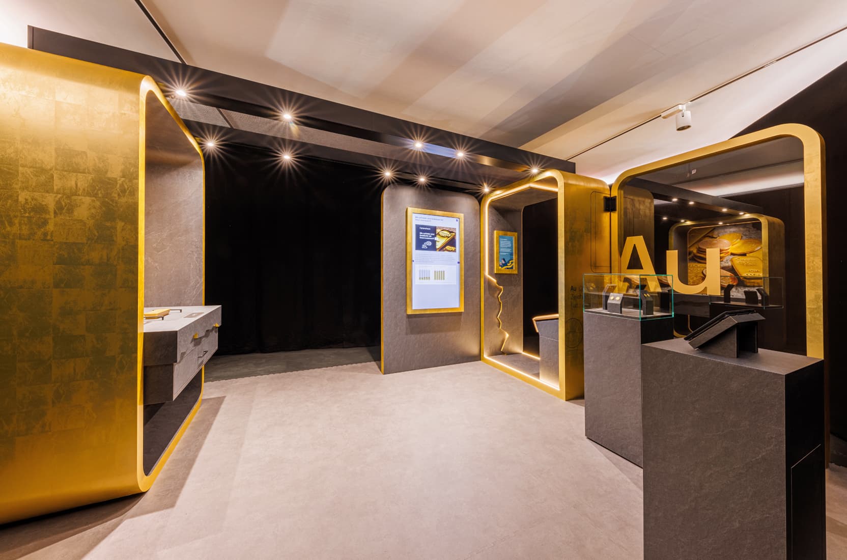 Wandelemente und Exponatsockel auf einer Wanderausstellung zum Thema Gold