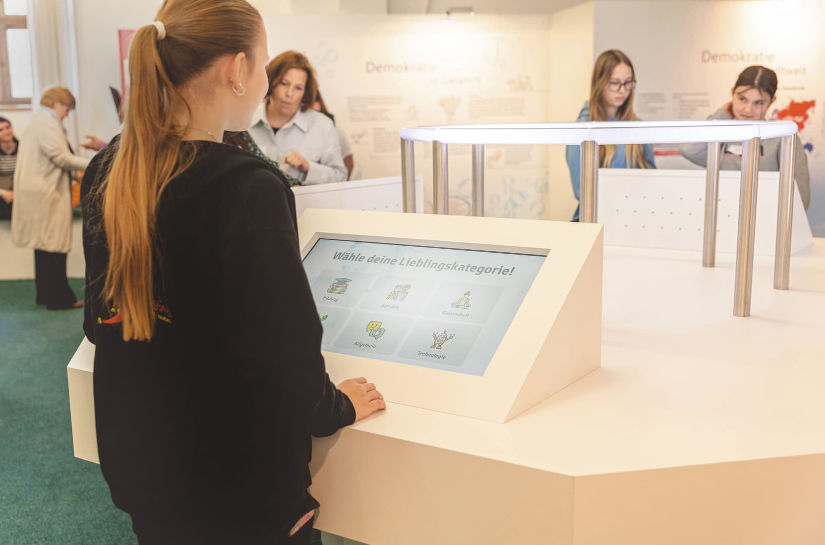 Medientisch mit LED-Screens in der Demokratie-Ausstellung des Bezirk Schwaben im Kulturschloss Höchstett