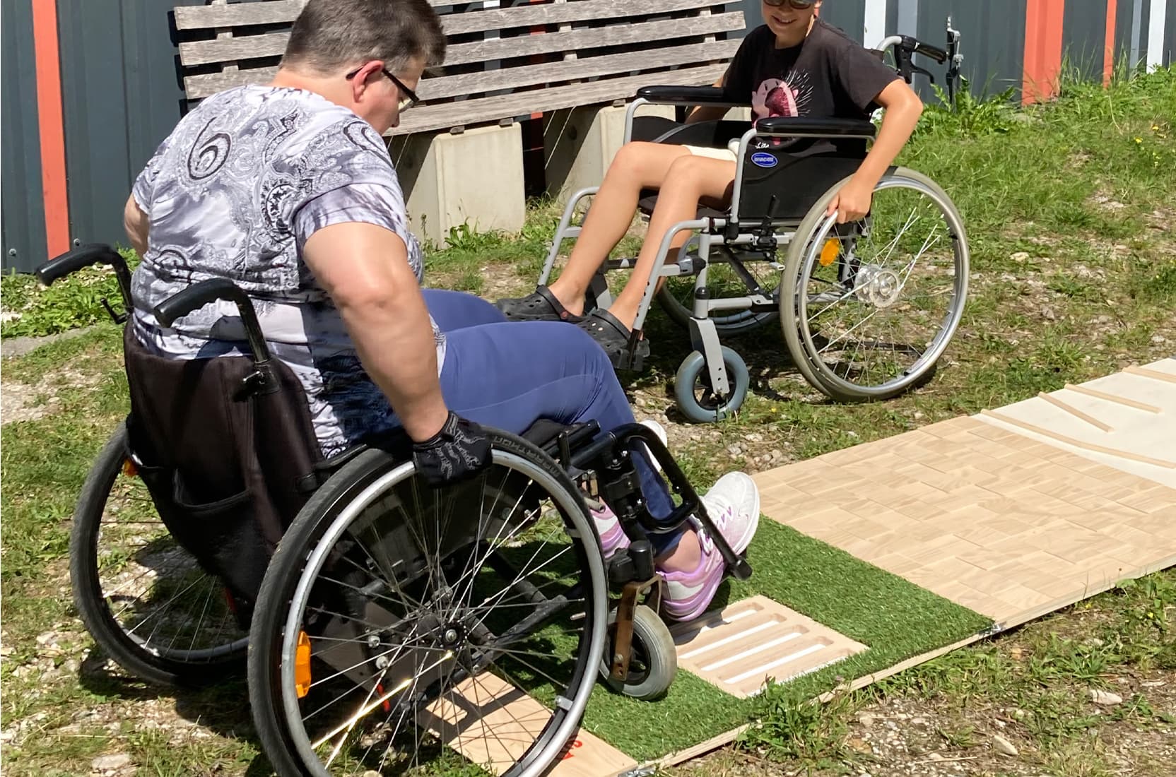 Rollstuhlfahrerin testet den bei deka messebau gefertigten Rollstuhlparcours