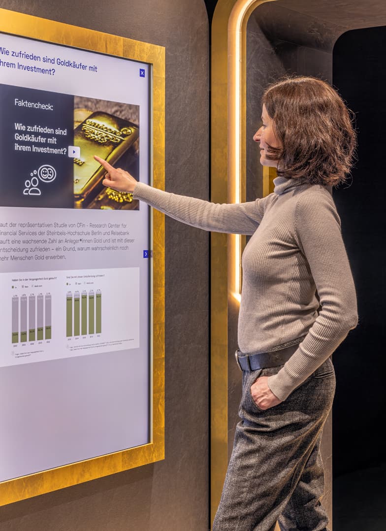 Touchdisplay mit Quiz in einem Goldrahmen auf einer Wanderausstellung zum Thema Gold