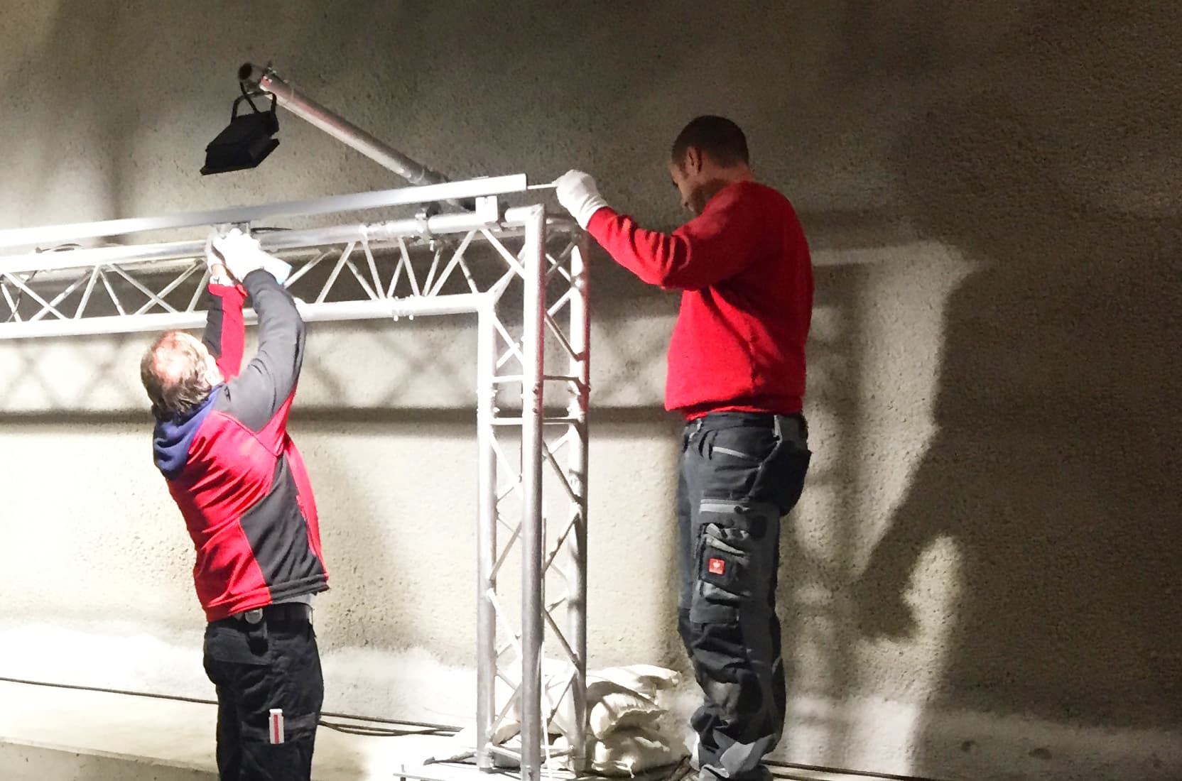 deka-messebau-trussing-mit-scheinwerfer