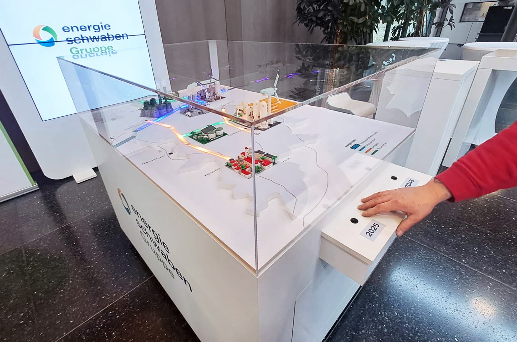 Legomodell unter einer Acrylglashaube auf einem Exponatsockel