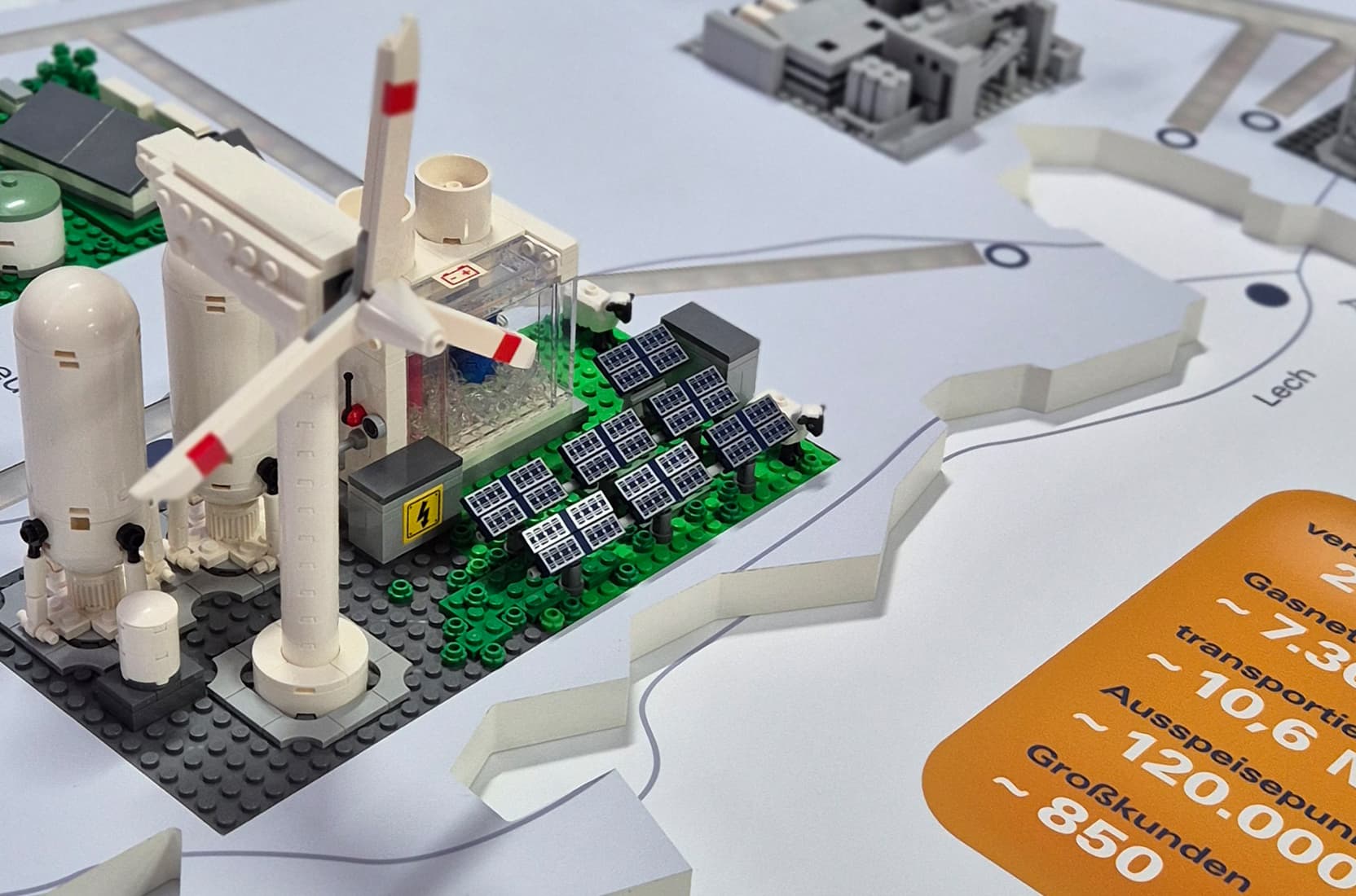 Legomodell einer Windkraftanlage auf einem Exponatsockel