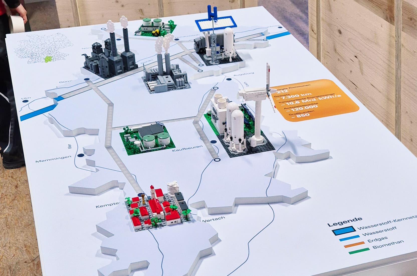 Kontugefräster Umriss von Schwaben mit Legomodellen auf einem Exponatsockel