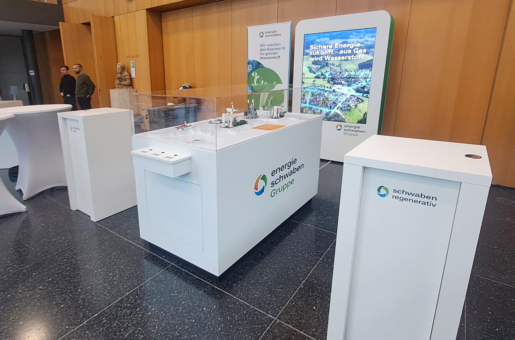 Exponatvitrine mit Modell auf der Zukunftskonferenz Wasserstoff