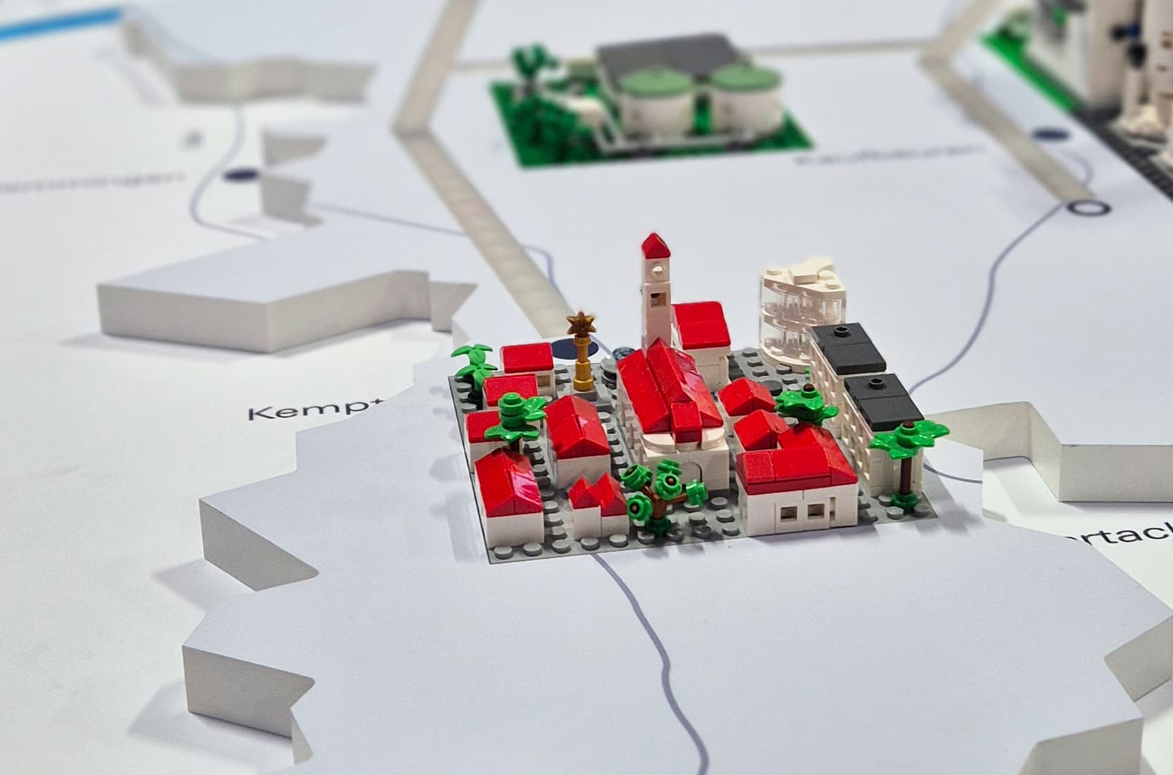 Legomodell eines Dorfes in einer Exponatvitrine